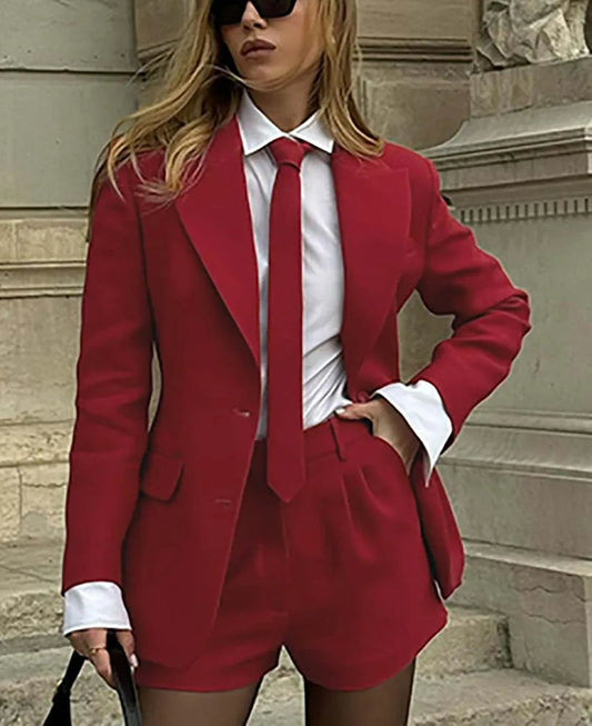 Ensemble deux pièces de bureau avec short à boutons et poches rouges