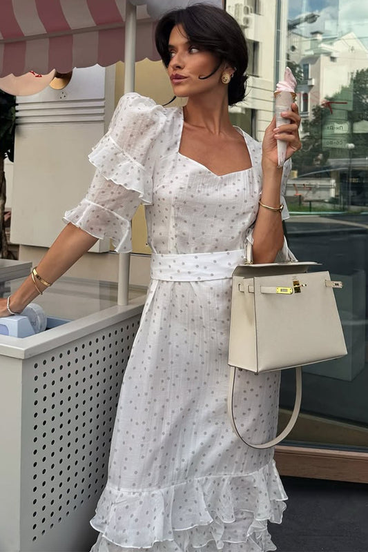 Robe longue moulante blanche à volants et manches bouffantes