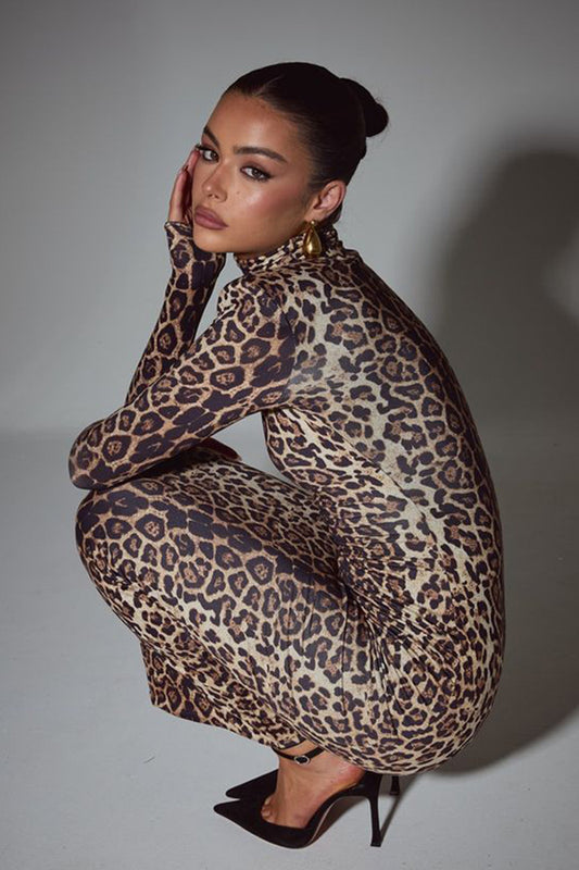 Robe longue moulante élégante à col montant et motif léopard