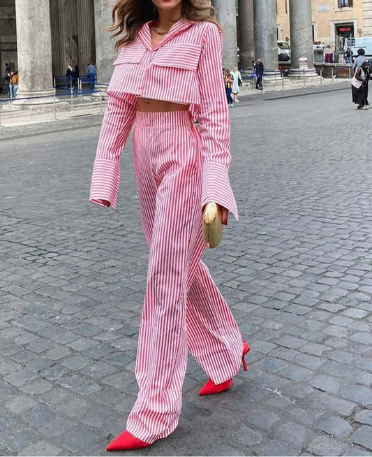 Ensemble deux pièces de bureau avec pantalon court à poches imprimées rouges
