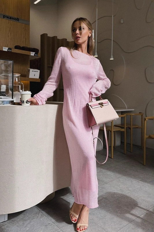 Robe longue moulante en maille rose ajourée