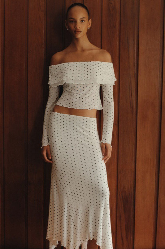 Ensemble deux pièces à pois et épaules dénudées