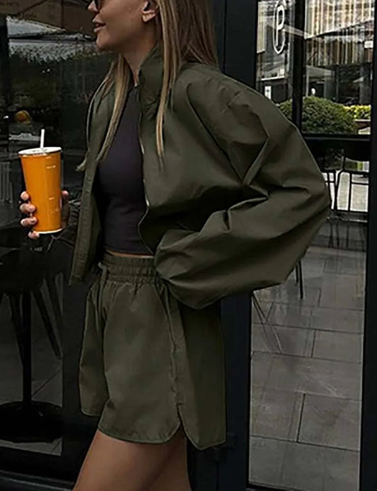 Ensemble deux pièces de bureau avec short à cordon de serrage et fermeture éclair verte