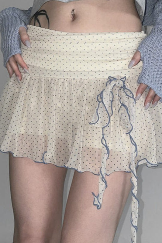 Mini-jupe rétro à pois et cravate