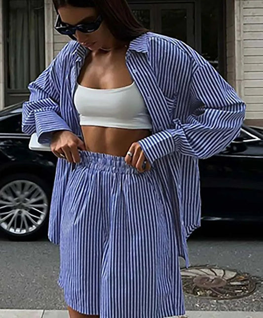 Ensemble deux pièces de bureau avec short à boutons et poches à imprimé bleu