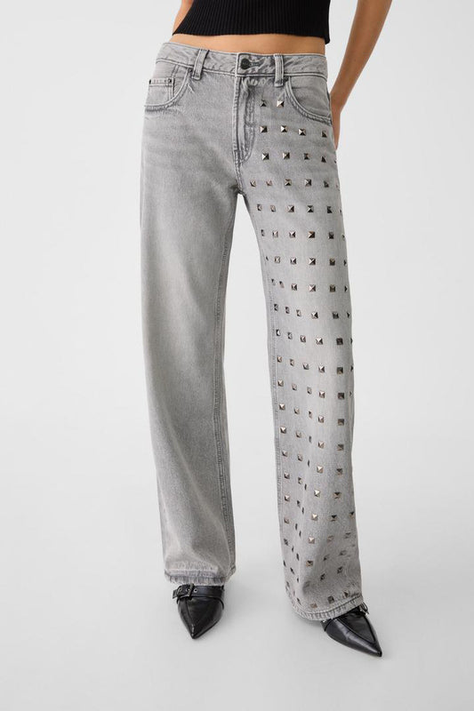Jean large tendance avec accents métalliques