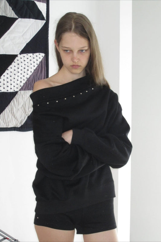 Sweat-shirt clouté à manches longues et épaules dénudées