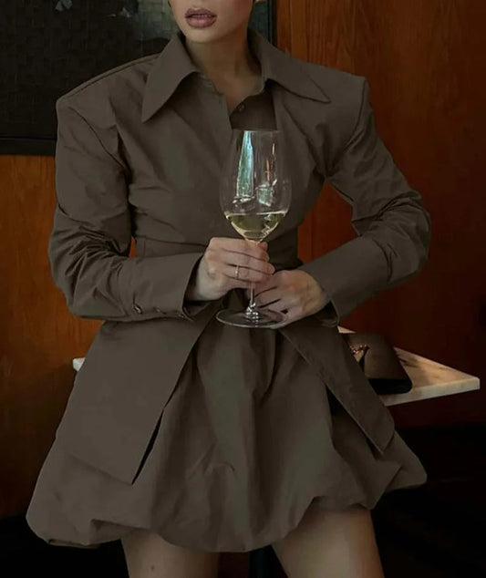 Ensemble de bureau deux pièces avec mini-jupe à revers en nylon marron