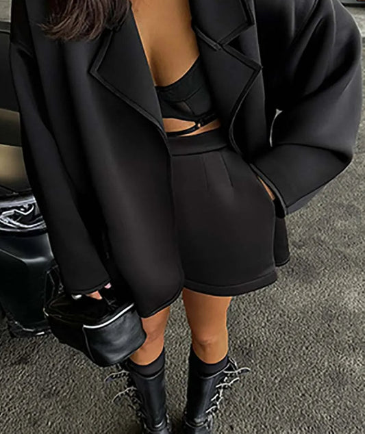 Ensemble deux pièces de bureau avec short en tricot noir et poches amples