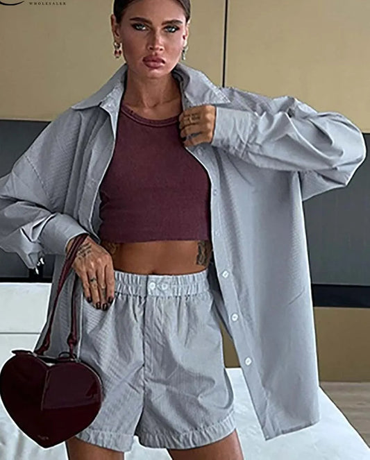 Ensemble deux pièces de bureau avec short à simple boutonnage et imprimé gris