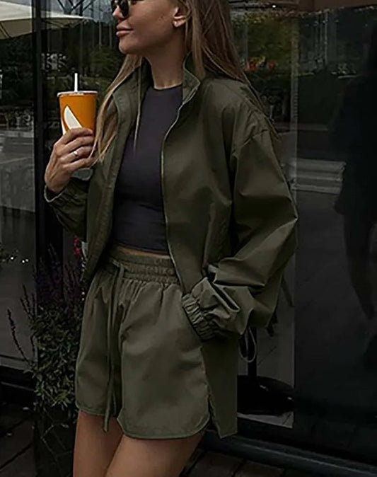 Ensemble deux pièces de bureau avec short à cordon de serrage et fermeture éclair verte