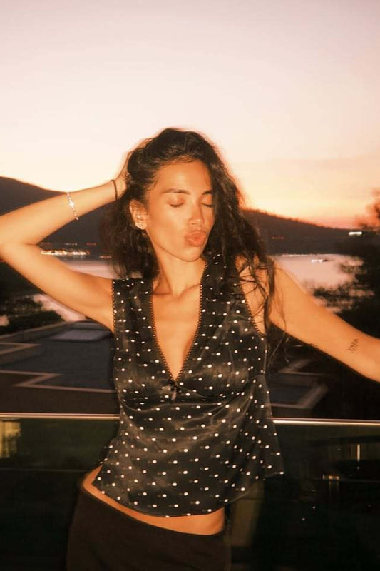 Haut court caraco à col en V et pois