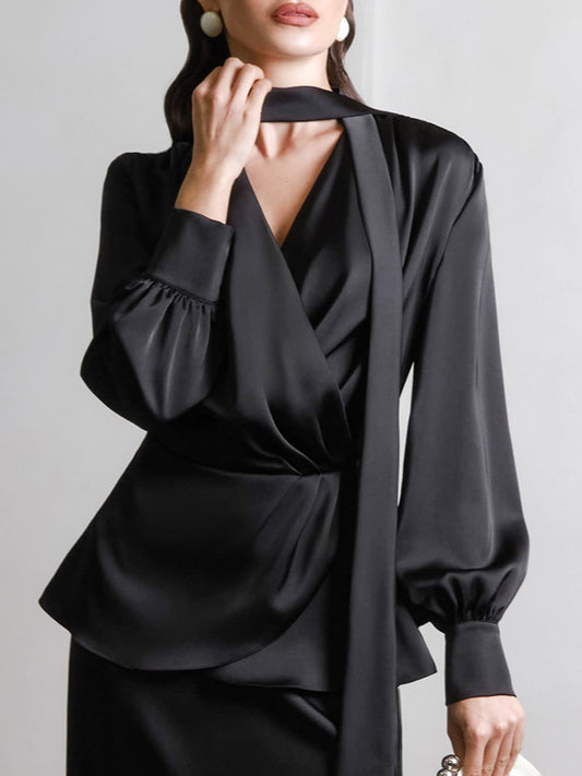 Chemisier slim à col en V et cravate