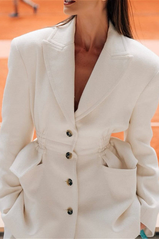 Blazer blanc à col en V et taille cintrée