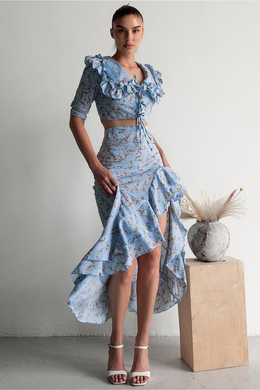 Ensemble deux pièces jupe midi fendue à volants bleu clair à fleurs