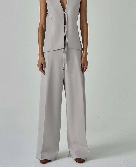 Ensemble deux pièces de bureau avec chemise grise à boutons et pantalon à lacets