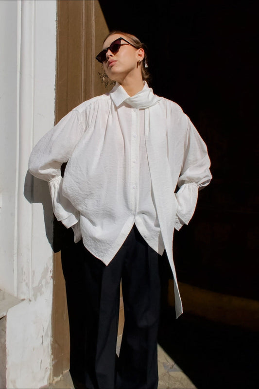 Chemisier ample en crêpe noué sur le devant