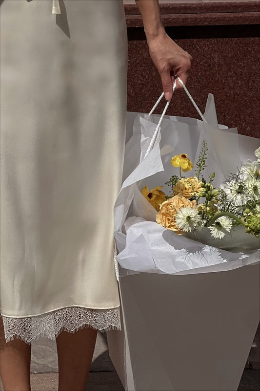 Jupe midi nouée avec bordure en dentelle