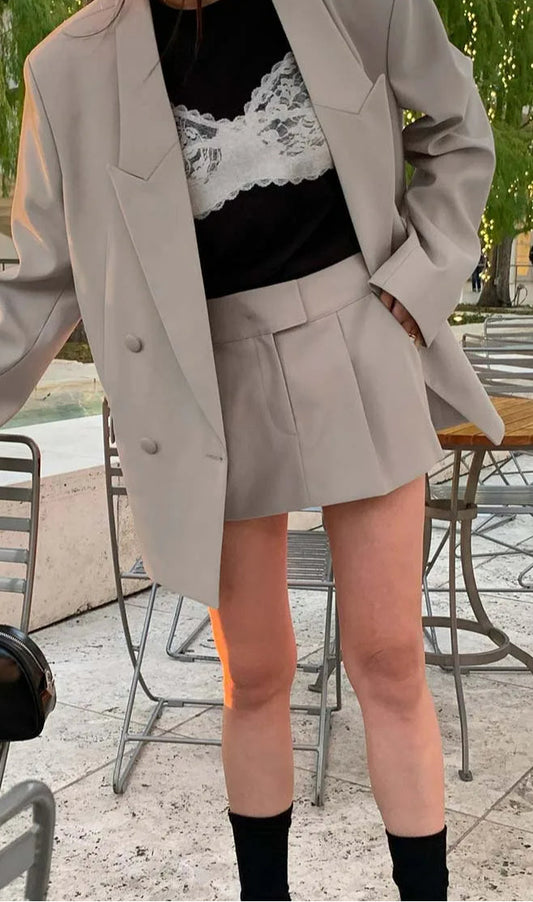 Ensemble deux pièces noir à épaules dénudées et mini-plissée pour le bureau