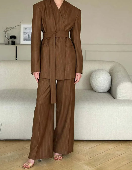 Ensemble deux pièces de bureau avec pantalon à lacets et col en V imprimé marron