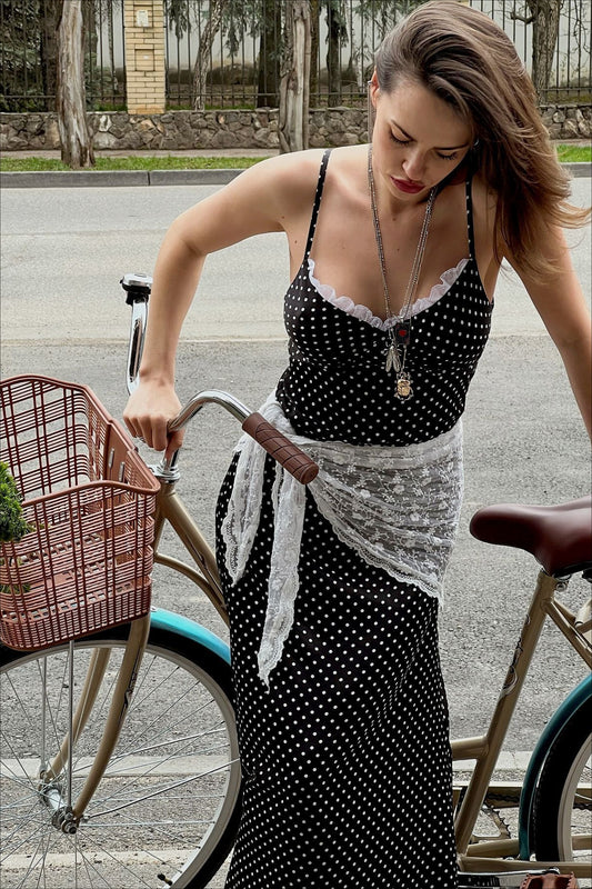 Robe longue caraco à pois et bordure en dentelle