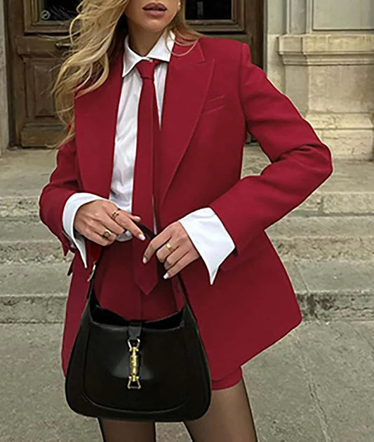 Ensemble deux pièces de bureau avec short à boutons et poches rouges