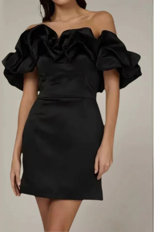 Robe de soirée ajustée à col bouffant 