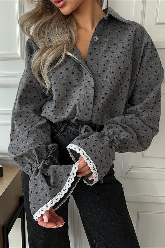 Chemisier à col à pois et poignets en dentelle