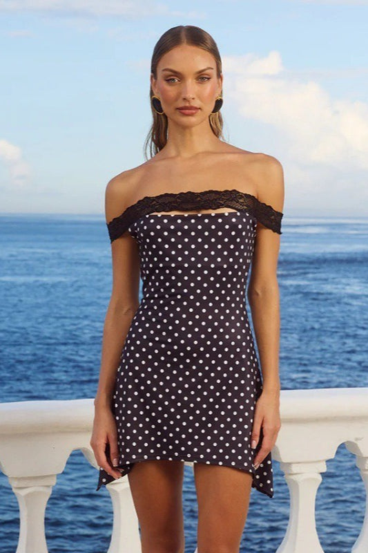 Mini-robe moulante à pois et bordure en dentelle à épaules dénudées