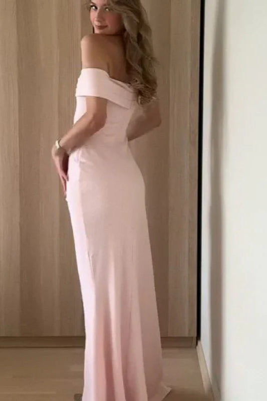 Robe de soirée fendue à épaules dénudées et taille cintrée 