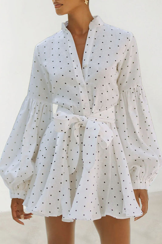 Robe courte à pois et manches lanternes nouées