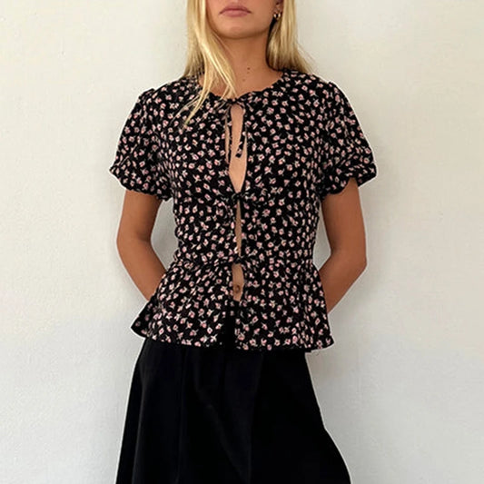 Haut court à manches bouffantes et nœud papillon