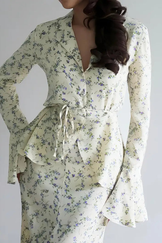 Ensemble deux pièces haut à manches longues et jupe mi-longue à petits motifs floraux