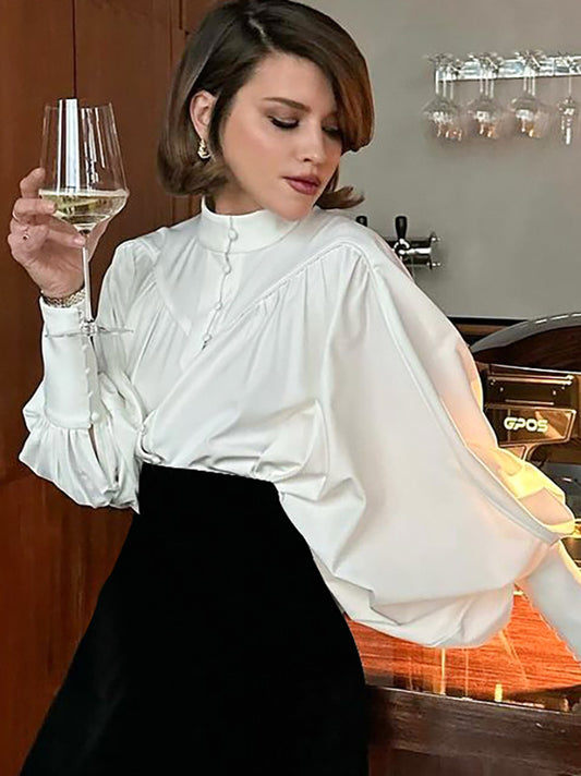 Chemisier blanc à manches bouffantes et col montant