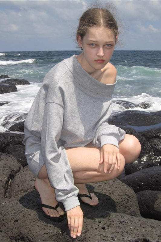 Sweat-shirt clouté à manches longues et épaules dénudées