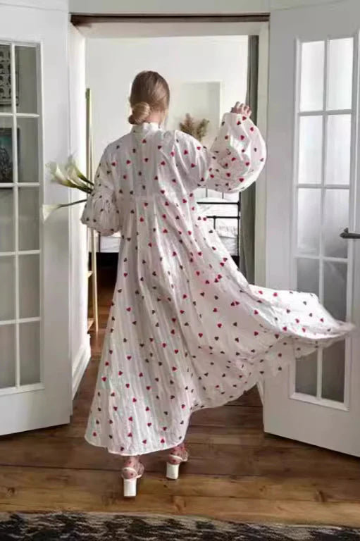 Robe longue en coton texturé à imprimé cœur et manches longues lanterne