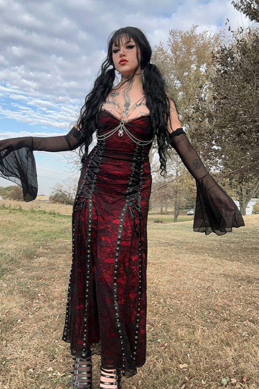 Robe gothique à bretelles en dentelle superposées