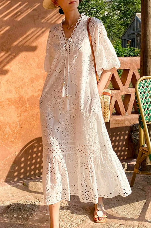Robe longue blanche brodée à manches bouffantes