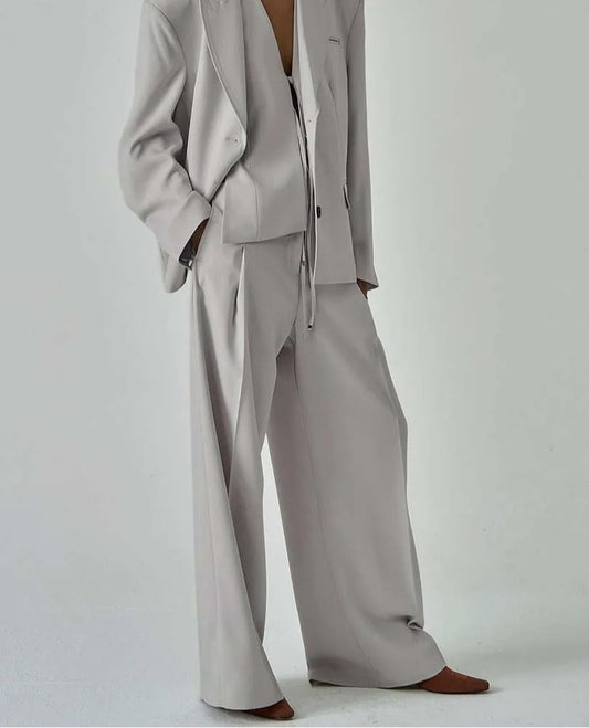 Ensemble deux pièces de bureau avec chemise grise à boutons et pantalon à lacets