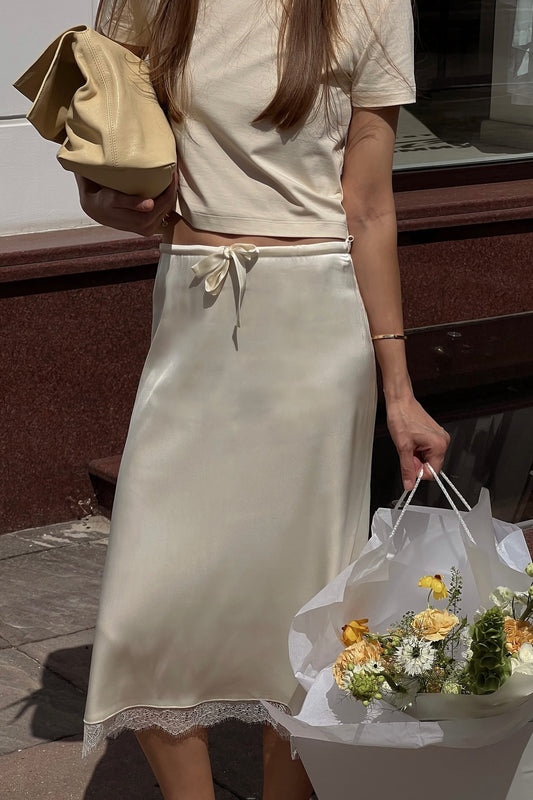 Jupe midi nouée avec bordure en dentelle