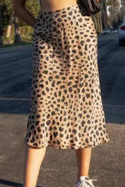 Jupe midi sirène en satin léopard