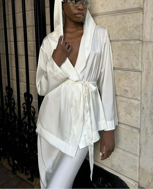 Ensemble deux pièces de bureau avec jupe slim à capuche en satin blanc