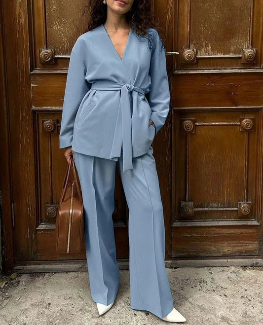 Ensemble deux pièces de bureau bleu avec pantalon à lacets et col en V