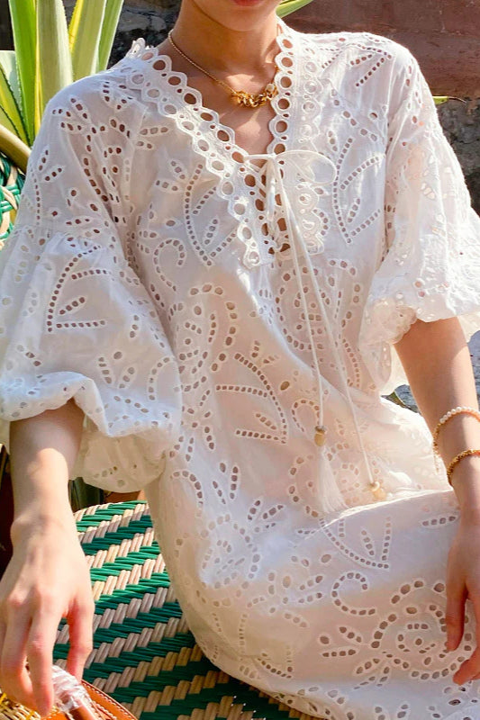 Robe longue blanche brodée à manches bouffantes