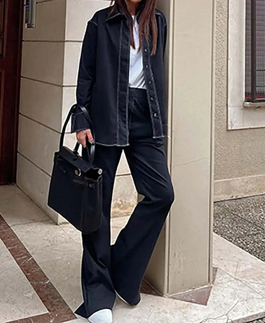 Ensemble deux pièces de bureau bleu marine avec pantalon à poches boutonnées