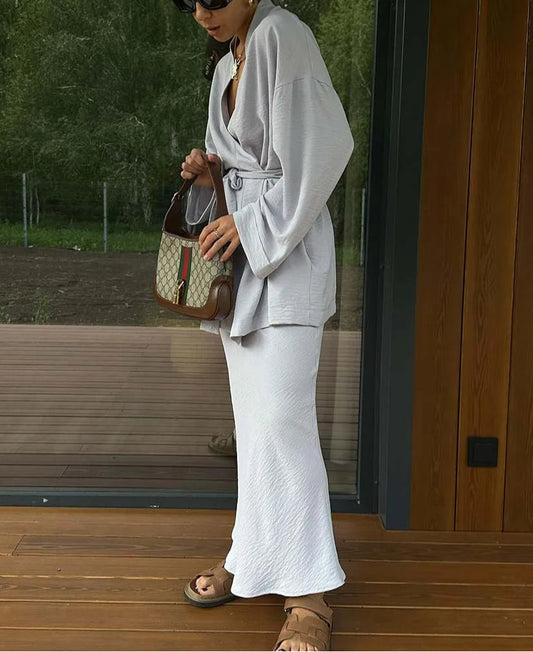 Ensemble deux pièces de bureau avec jupe grise à lacets et chevilles