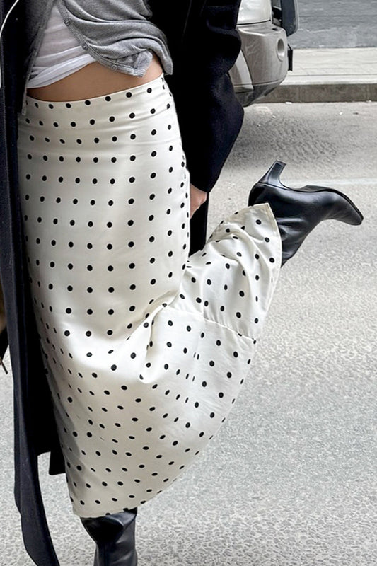 Jupe midi moulante en satin à pois