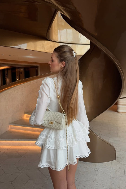 Ensemble deux pièces en dentelle vintage avec col montant et jupe à volants
