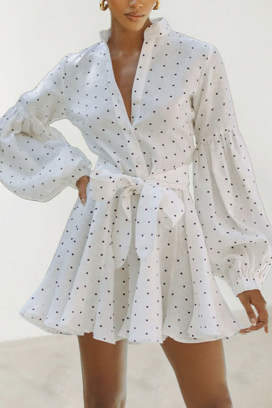 Robe courte à pois et manches lanternes nouées