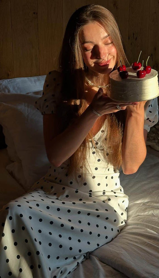 Robe longue moulante à pois et col en V de style français